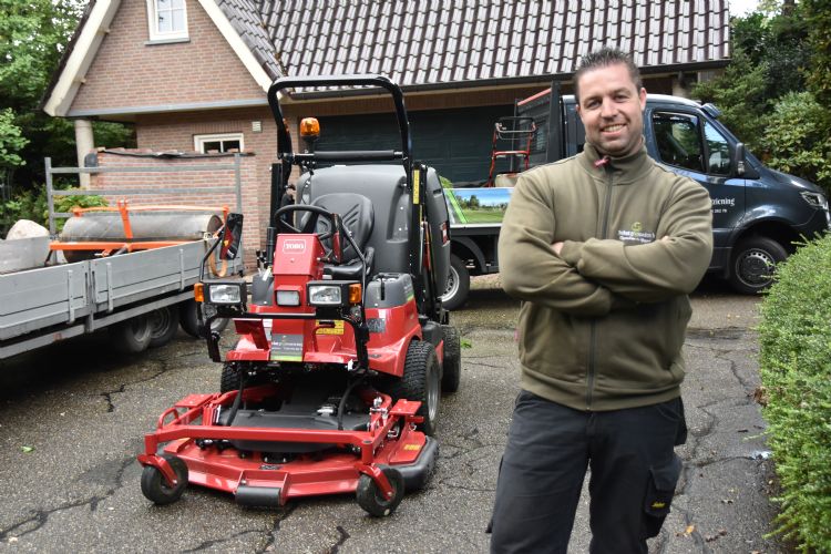 De tevreden Peter Schut bij zijn machine De tevreden Peter Schut bij zijn machine