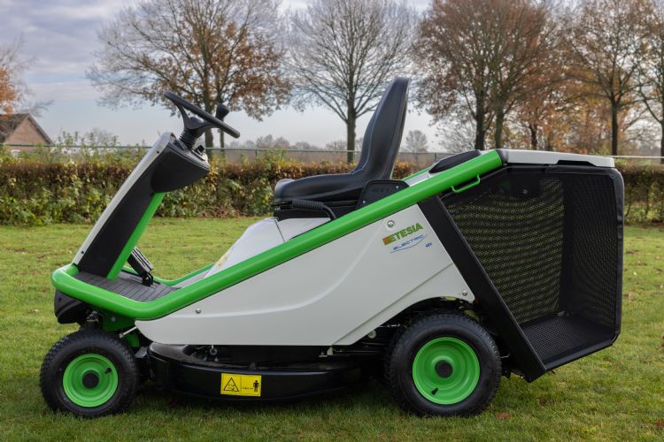 Een 240-liter-opvangzak. De machine kan ook eenvoudig achterlossend worden gemaakt. Een 240-liter-opvangzak. De machine kan ook eenvoudig achterlossend worden gemaakt.