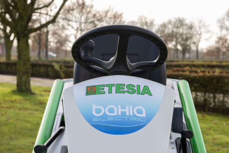 Trefwoorden: oerdegelijke, volledig elektrische zitmaaier met grasopvang Trefwoorden: oerdegelijke, volledig elektrische zitmaaier met grasopvang