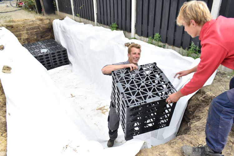 Het geotextiel wordt eerst in de kuil gelegd Het geotextiel wordt eerst in de kuil gelegd