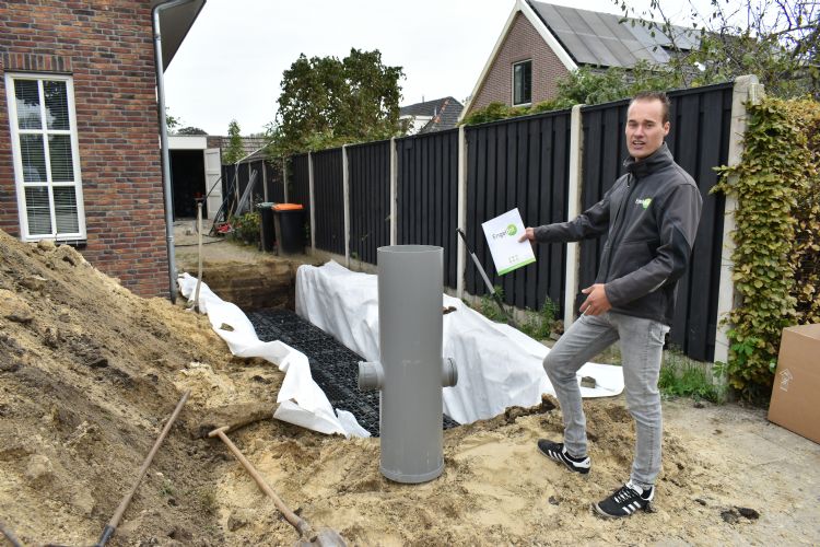 Martijn Wellink van Engeldot kijkt naar de vorderingen van de aanleg Martijn Wellink van Engeldot kijkt naar de vorderingen van de aanleg