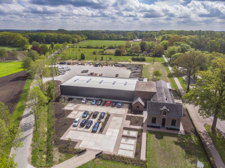 Luijendijk Hoveniers, gevestigd in een voormalig coöperatiegebouw Luijendijk Hoveniers, gevestigd in een voormalig coöperatiegebouw