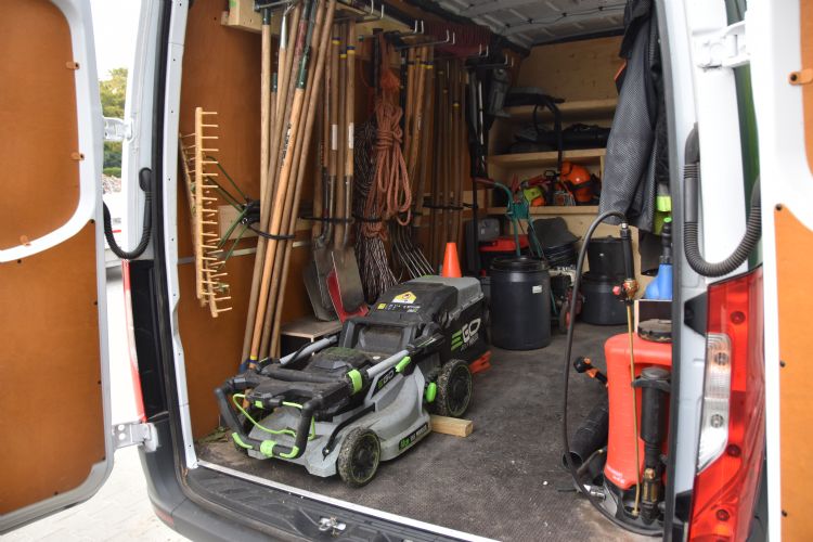 Ruimte voor de accu-aangedreven loopmaaier met grasopvang Ruimte voor de accu-aangedreven loopmaaier met grasopvang