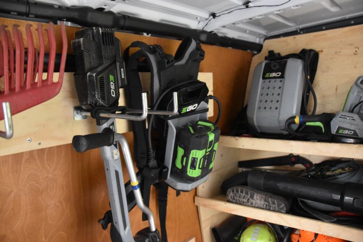 Een robuuste bosmaaier met ruggedragen accupakket Een robuuste bosmaaier met ruggedragen accupakket