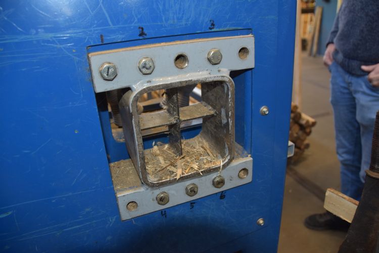 Palen verlaten deze kloofmachine als spijlen om in schapenhekken te worden verwerkt. Palen verlaten deze kloofmachine als spijlen om in schapenhekken te worden verwerkt.