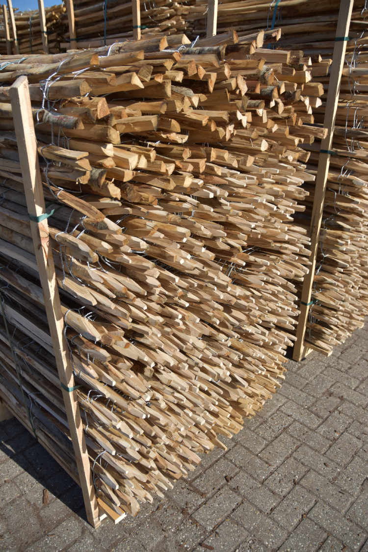 Kastanjehouten schapenhekken op voorraad voor hoveniers Kastanjehouten schapenhekken op voorraad voor hoveniers