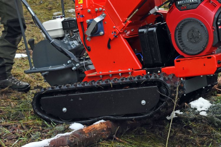 De rupsbanden van de 1800R worden door een 5,1 pk Honda GX160-motor aangedreven De rupsbanden van de 1800R worden door een 5,1 pk Honda GX160-motor aangedreven