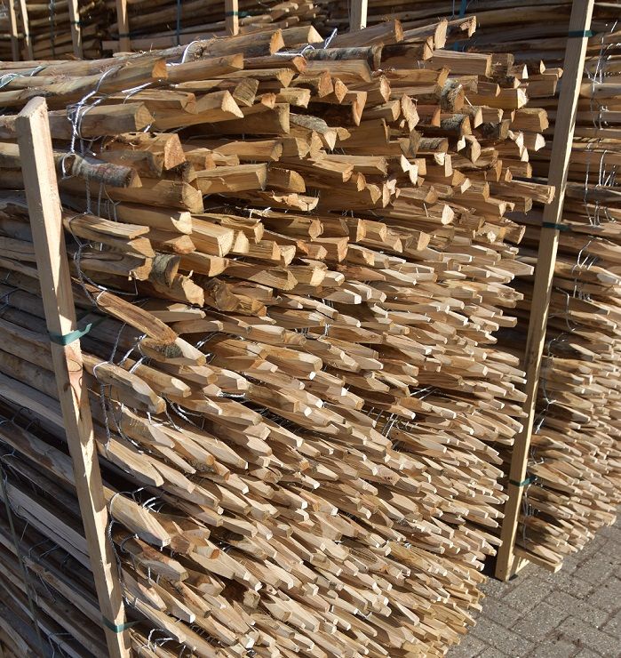 Franse schapenhekken op stapel: duidelijk netter aangepunt dan de Engelse variant Franse schapenhekken op stapel: duidelijk netter aangepunt dan de Engelse variant