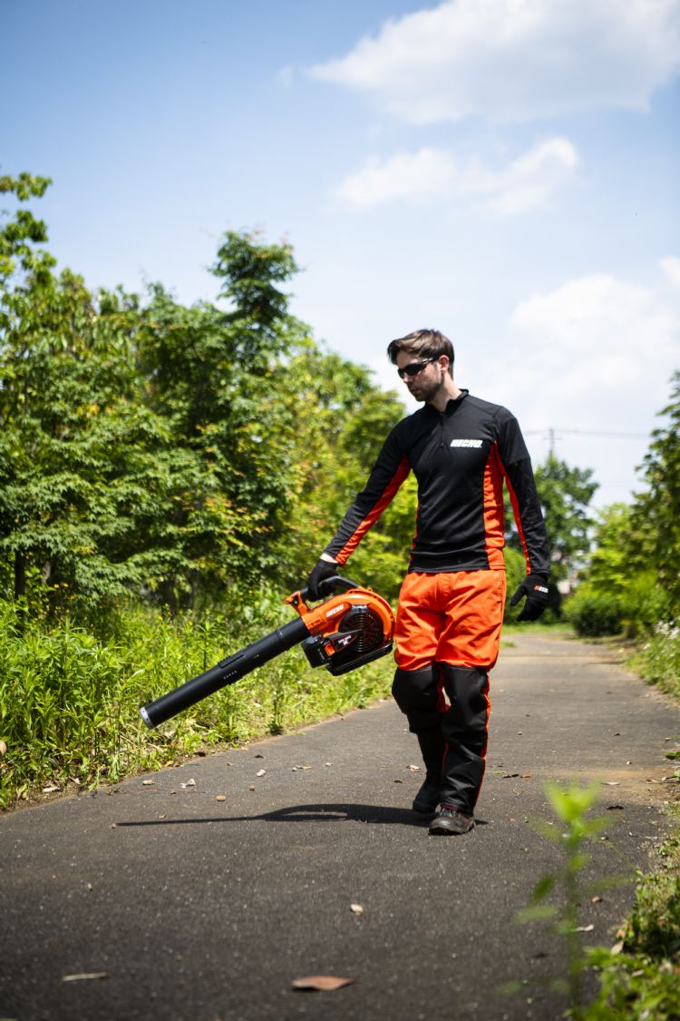 Met de nieuwe DPB-2600 beschikt de groenprofessional over een krachtige bladblazer op 56V-batterij met een maximale blaaskracht van 17 Newton. Met de nieuwe DPB-2600 beschikt de groenprofessional over een krachtige bladblazer op 56V-batterij met een maximale blaaskracht van 17 Newton.