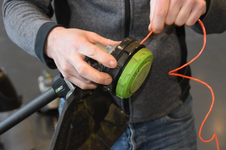 Nieuw maaidraad kan worden ingevoerd en wordt daarna automatisch opgewonden met het <i>rapid reload</i>-systeem. Nieuw maaidraad kan worden ingevoerd en wordt daarna automatisch opgewonden met het <i>rapid reload</i>-systeem.