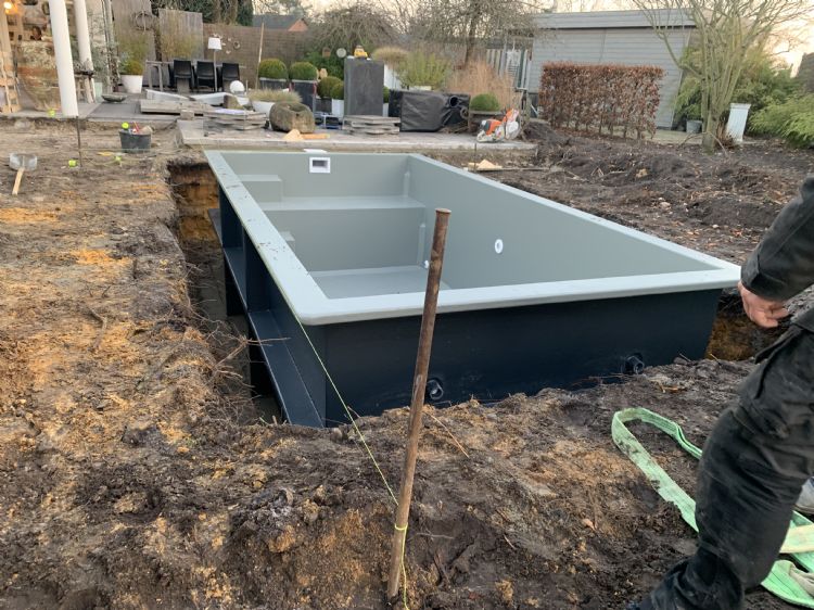 Aanleg van een <i>plunge pool</i> Aanleg van een <i>plunge pool</i>