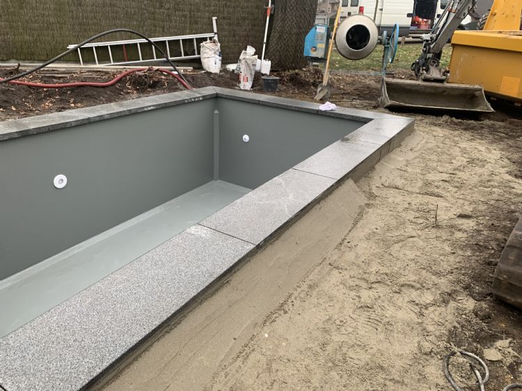 Chiaverini: 'Laat de tuin rondom het zwembad meteen ook aanpakken.' Chiaverini: 'Laat de tuin rondom het zwembad meteen ook aanpakken.'