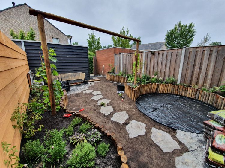 Pascal de Tuinman creëerde in het grotendeels betegelde Beverwijk een ecologische tuin met natuurlijke materialen Pascal de Tuinman creëerde in het grotendeels betegelde Beverwijk een ecologische tuin met natuurlijke materialen