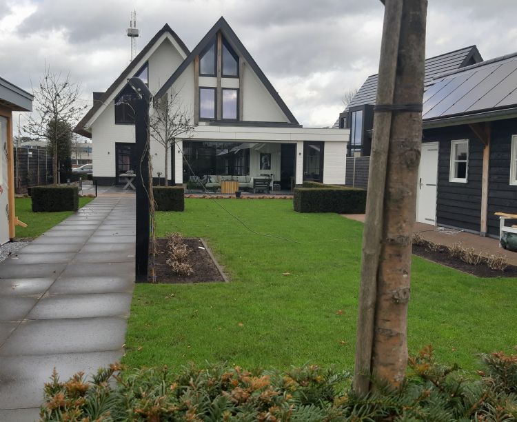 Hovenier Kees Bakker heeft het gazon bij zijn klant verbeterd na de DCM bodemanalyse Hovenier Kees Bakker heeft het gazon bij zijn klant verbeterd na de DCM bodemanalyse