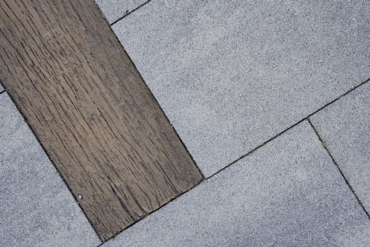 Het hout is ook verwerkt tussen de GeoStretto Roma tegels op de oprit Het hout is ook verwerkt tussen de GeoStretto Roma tegels op de oprit