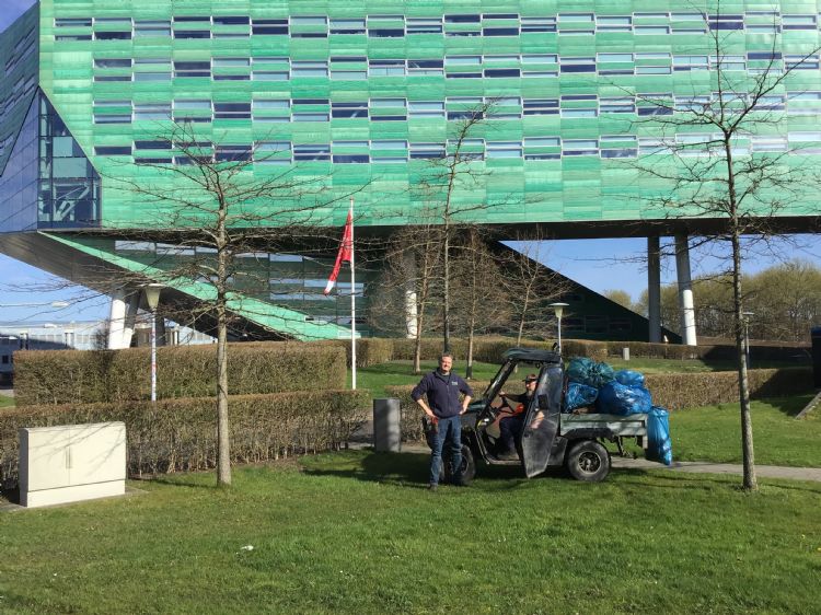 Krinkels doet het onderhoud van het Zernike-terrein van de RUG. Krinkels doet het onderhoud van het Zernike-terrein van de RUG.
