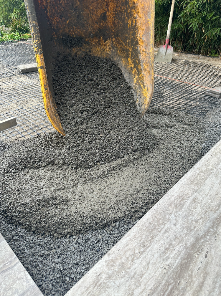 Keramische tegels, verwerkt volgens de Romfix-methode op drainagemortel Keramische tegels, verwerkt volgens de Romfix-methode op drainagemortel