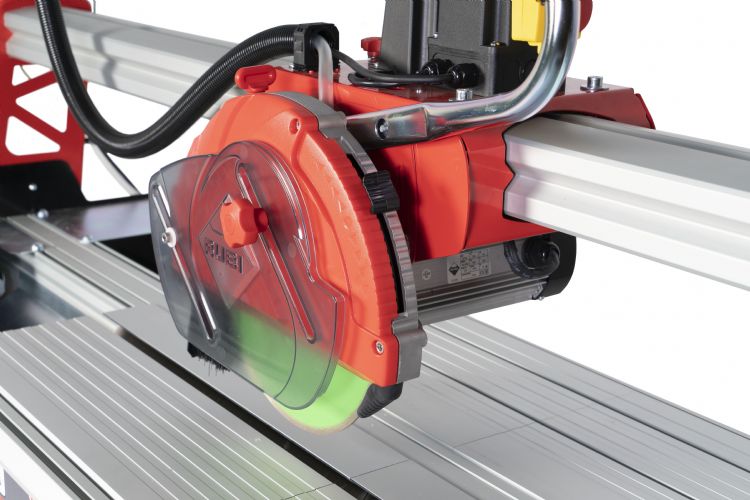 De tegelzaagmachine van de DCX 250 glijdt langs de torsievrije bovengeleiding. De tegelzaagmachine van de DCX 250 glijdt langs de torsievrije bovengeleiding.