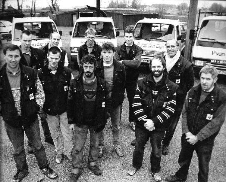 Hoveniersbedrijf Van der Eijk in de jaren negentig. Helemaal rechts met bril Piet van der Eijk Hoveniersbedrijf Van der Eijk in de jaren negentig. Helemaal rechts met bril Piet van der Eijk