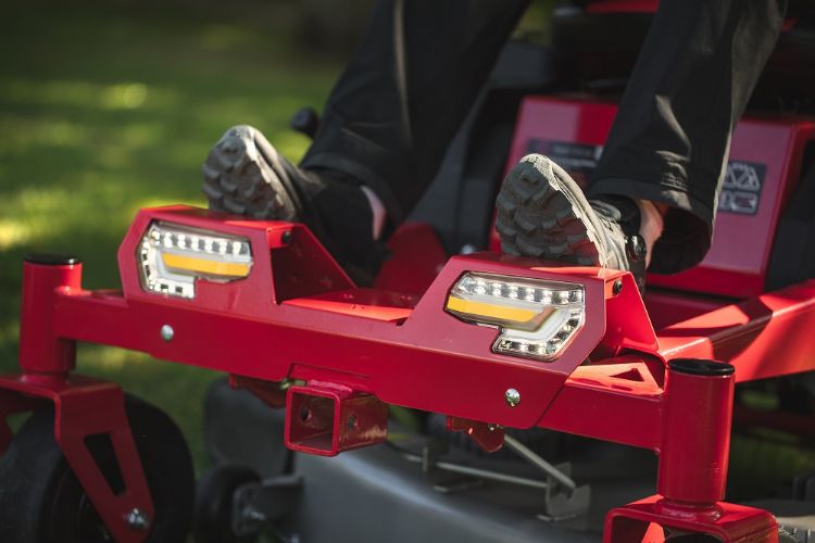 De maaier is uitgerust met functionele ledverlichting. De maaier is uitgerust met functionele ledverlichting.