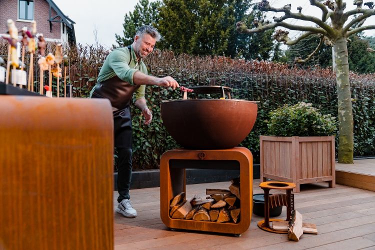 Bij de opnames worden op de vuurtafels van Forno gerechten bereid. Bij de opnames worden op de vuurtafels van Forno gerechten bereid.