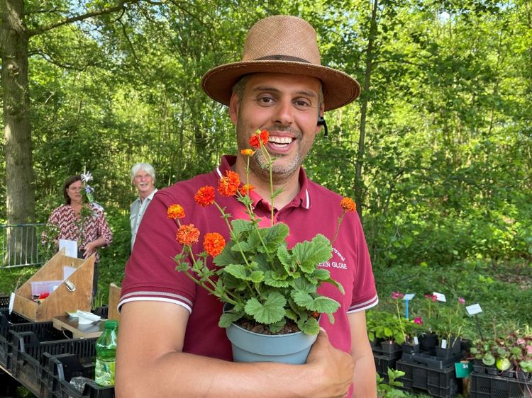 Breeder Armand Kremer van Green Globe met de Geum 'Orange Pumpkin' Breeder Armand Kremer van Green Globe met de Geum 'Orange Pumpkin'