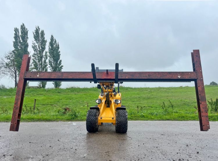 De Knikmops 85 heeft zich voor veel werkzaamheden een onmisbare hulp getoond, maar voor dit soort tilwerk heb je zwaarder materieel nodig. De Knikmops 85 heeft zich voor veel werkzaamheden een onmisbare hulp getoond, maar voor dit soort tilwerk heb je zwaarder materieel nodig.