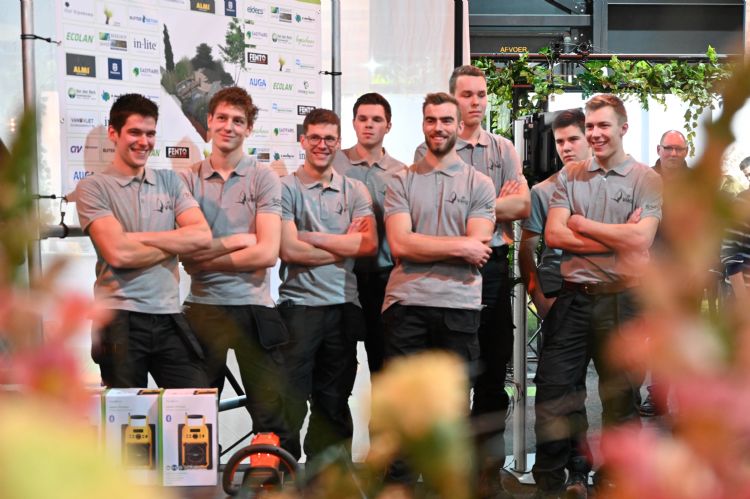 Spanning op het podium voor de uitslag bij alle vier de teams. Spanning op het podium voor de uitslag bij alle vier de teams.