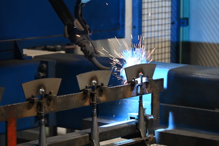 Door automatisering en grootschalige investeringen waarmee het smeedproces gasloos is heeft De Wit een methode gevonden om duurzaam anno 2024 handgereedschap te smeden. Door automatisering en grootschalige investeringen waarmee het smeedproces gasloos is heeft De Wit een methode gevonden om duurzaam anno 2024 handgereedschap te smeden.