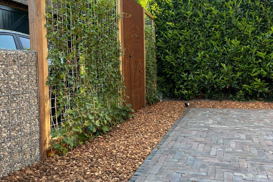 Naast bodembedekking is er ook de perziksteenschutting Naast bodembedekking is er ook de perziksteenschutting