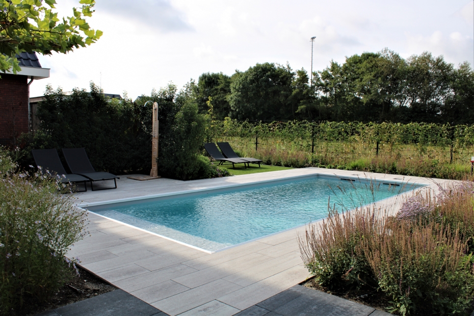 Zwembad met buitendouche in Zuidland Zwembad met buitendouche in Zuidland