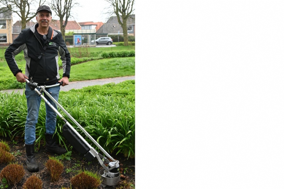 Sieb Hoekstra aan het werk met de schoffelmachine Sieb Hoekstra aan het werk met de schoffelmachine