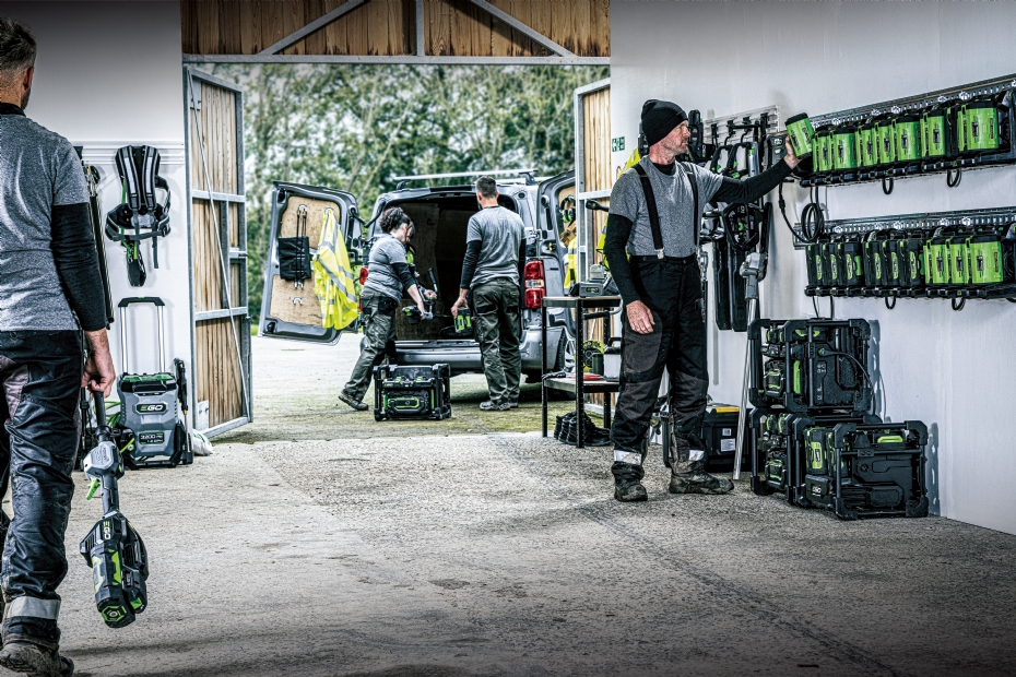 Geen gedoe met verschillende laders en snoeren, maar een overzichtelijke en veilige dock waar alle accu's in kunnen Geen gedoe met verschillende laders en snoeren, maar een overzichtelijke en veilige dock waar alle accu's in kunnen