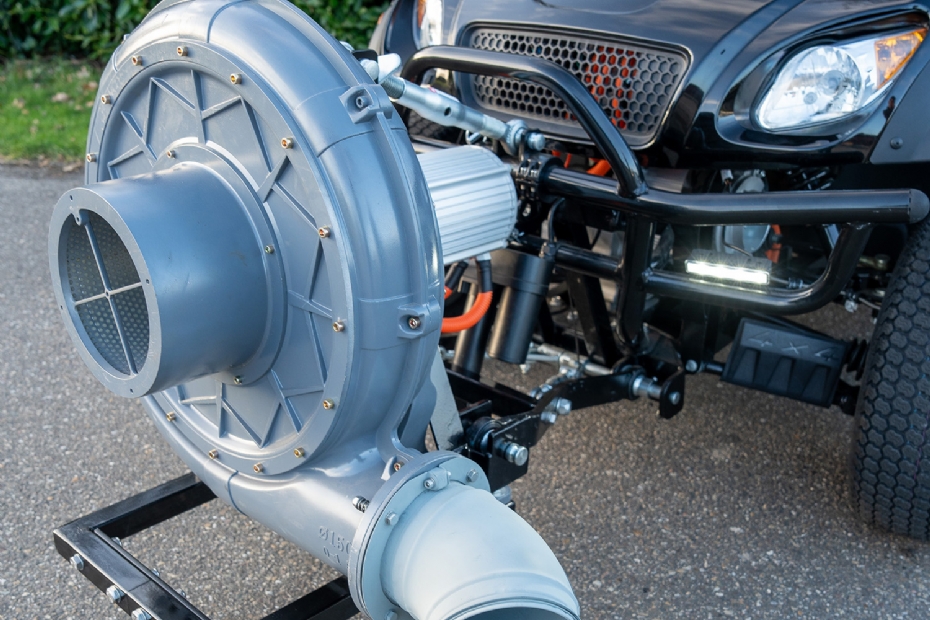 Bladblazer met elektromotor aan de hefinrichting met de nodige bekabeling Bladblazer met elektromotor aan de hefinrichting met de nodige bekabeling