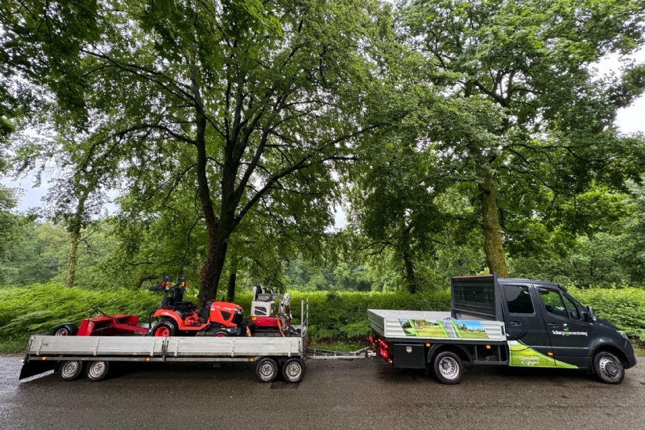 Transport met plateauwagen bij Schut Groenvoorziening Transport met plateauwagen bij Schut Groenvoorziening