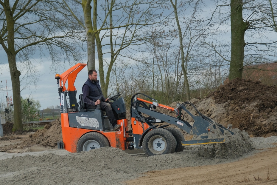 De Relly 1.3C heeft voldoende vermogen voor zwaardere klussen, maar is nog net compact genoeg voor werkzaamheden in een wat krappere omgeving. De Relly 1.3C heeft voldoende vermogen voor zwaardere klussen, maar is nog net compact genoeg voor werkzaamheden in een wat krappere omgeving.
