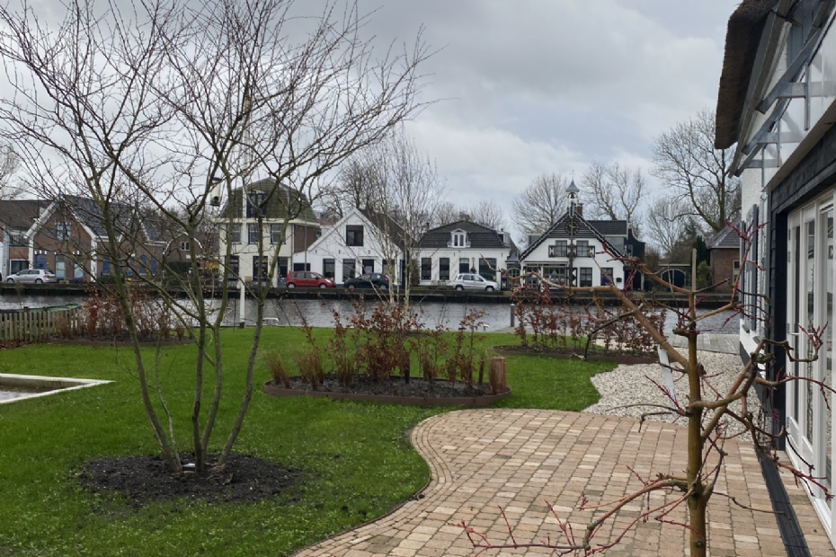 De golfbeweging leidt het zicht naar het water en verbindt de verschillende tuinonderdelen De golfbeweging leidt het zicht naar het water en verbindt de verschillende tuinonderdelen