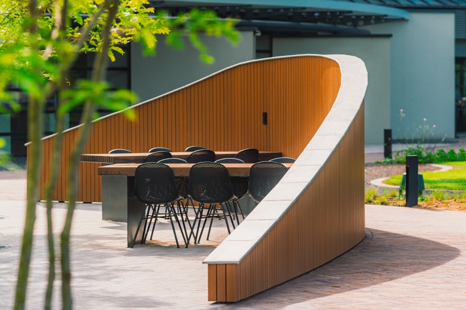 ntoortuin van Wiltec in Uden biedt beschutte zitplekken met een stroompunt om buiten te werken ntoortuin van Wiltec in Uden biedt beschutte zitplekken met een stroompunt om buiten te werken