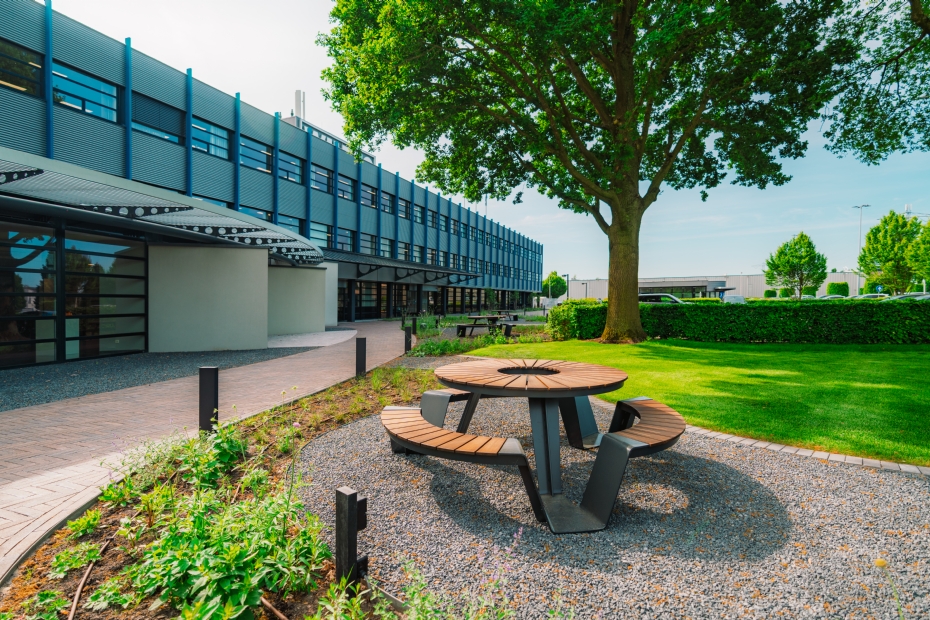 De picknicktafels zijn zo vormgegeven dat ze uitnodigen om aan te schuiven