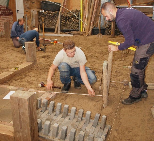 Hoevenaars: 'Om de zoveel tijd leg je op school een toets af. Pas als je die toetsen gehaald hebt, mag je examen doen. Hierdoor word je klaargestoomd voor het examen. Je weet dus al ver van tevoren of je er goed voor staat of nog ergens extra aan moet tre Hoevenaars: 'Om de zoveel tijd leg je op school een toets af. Pas als je die toetsen gehaald hebt, mag je examen doen. Hierdoor word je klaargestoomd voor het examen. Je weet dus al ver van tevoren of je er goed voor staat of nog ergens extra aan moet tre