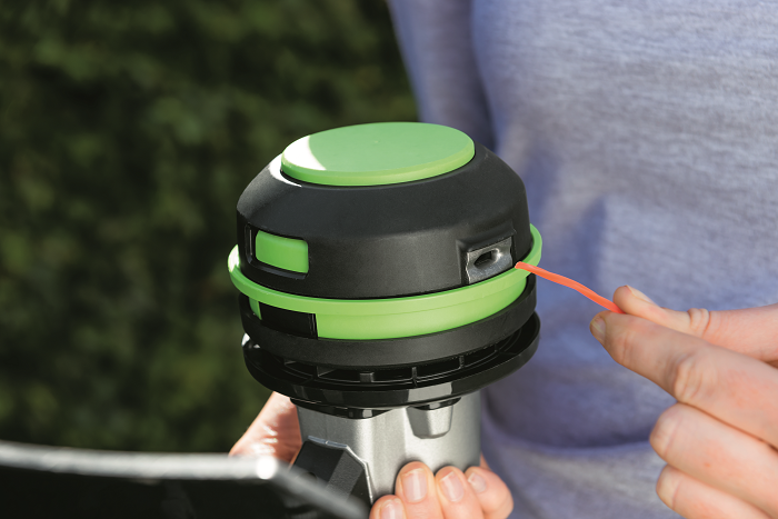 Ego Powerload draait met één druk op de knop de maaidraad in de kop. Ego Powerload draait met één druk op de knop de maaidraad in de kop.