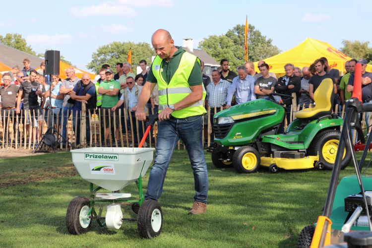 Onze adviseurs zullen de hoveniers met raad en daad bijstaan over problemen in het gazon en in de border. Onze adviseurs zullen de hoveniers met raad en daad bijstaan over problemen in het gazon en in de border.