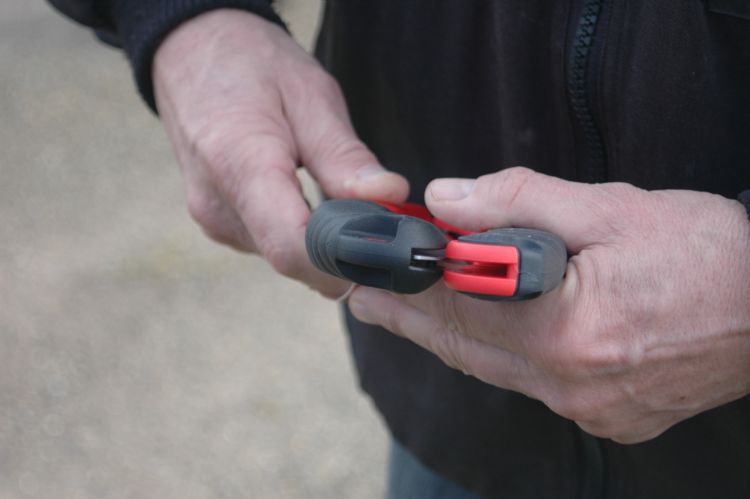 Een wat bredere schacht werkt gemakkelijker bij het opvouwen. Een wat bredere schacht werkt gemakkelijker bij het opvouwen.