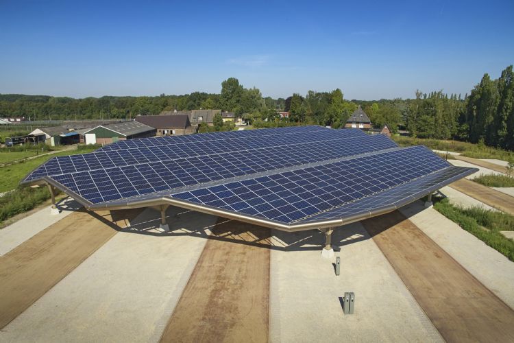 Het dak van de parkeerplaatsen is bedekt met zonnepanelen. Het dak van de parkeerplaatsen is bedekt met zonnepanelen.