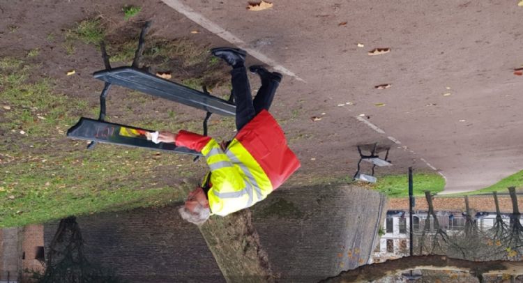 Wim Horst bij een Stabilizer-pad in het Zocherpark, voor de Sterrenwacht. Naast de paden zijn Zocher-bankjes geplaatst, naar diens ontwerp uit de negentiende eeuw. Wim Horst bij een Stabilizer-pad in het Zocherpark, voor de Sterrenwacht. Naast de paden zijn Zocher-bankjes geplaatst, naar diens ontwerp uit de negentiende eeuw.