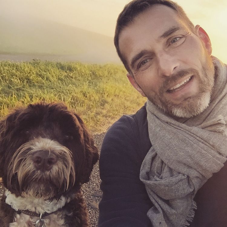 Peter van den Bos met hond Bruin Peter van den Bos met hond Bruin