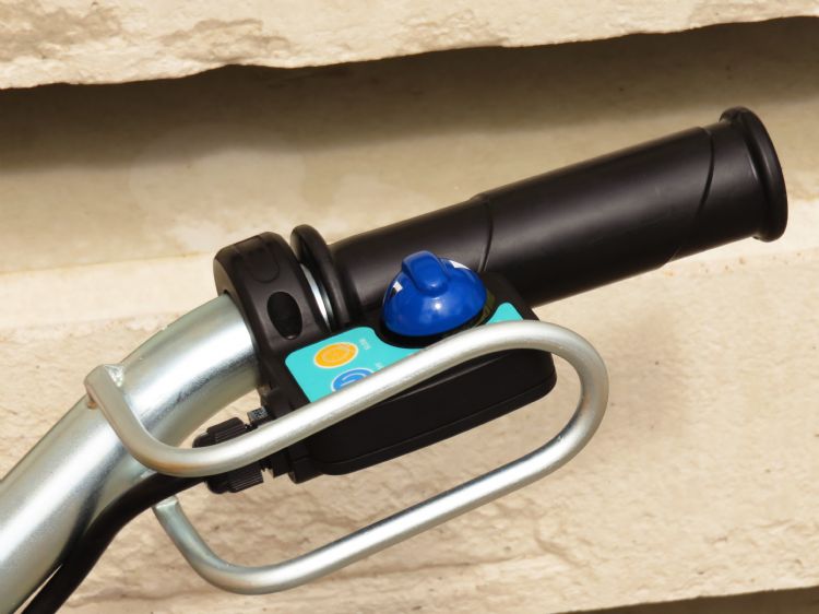 Een beugel beschermt de joystickbediening, de blauwe knop. Een beugel beschermt de joystickbediening, de blauwe knop.