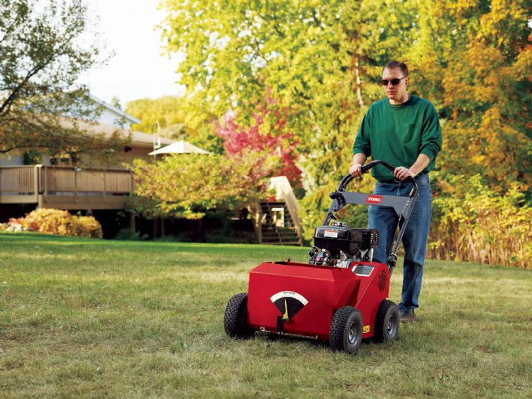 De hydraulische Toro 23508-doorzaaimachine voor semiprofessioneel gebruik De hydraulische Toro 23508-doorzaaimachine voor semiprofessioneel gebruik