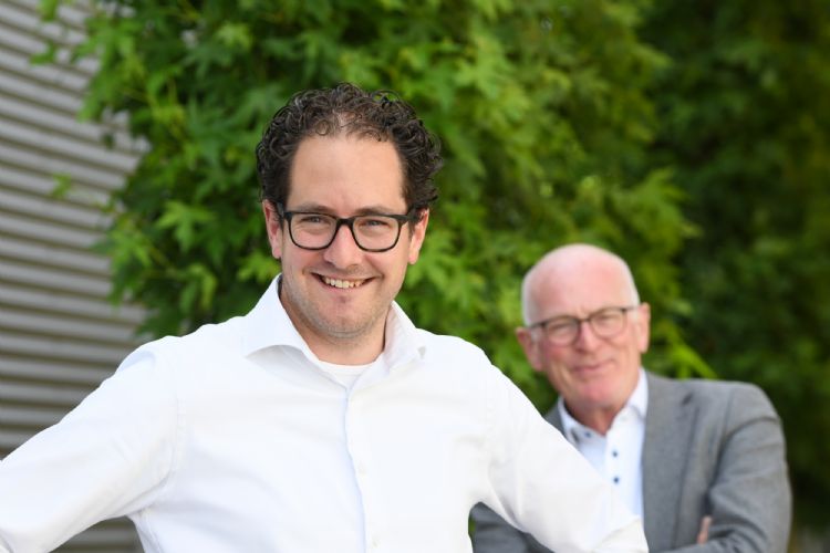 Na 25 jaar zet Ralph van der Hulst Donar Groen voort. Na 25 jaar zet Ralph van der Hulst Donar Groen voort.