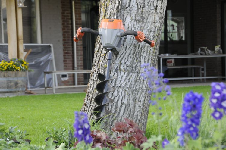 Niet echt een pro machine maar wel bruikbaar voor licht werk. BIjvoorbeeld planten van vaste planten Niet echt een pro machine maar wel bruikbaar voor licht werk. BIjvoorbeeld planten van vaste planten